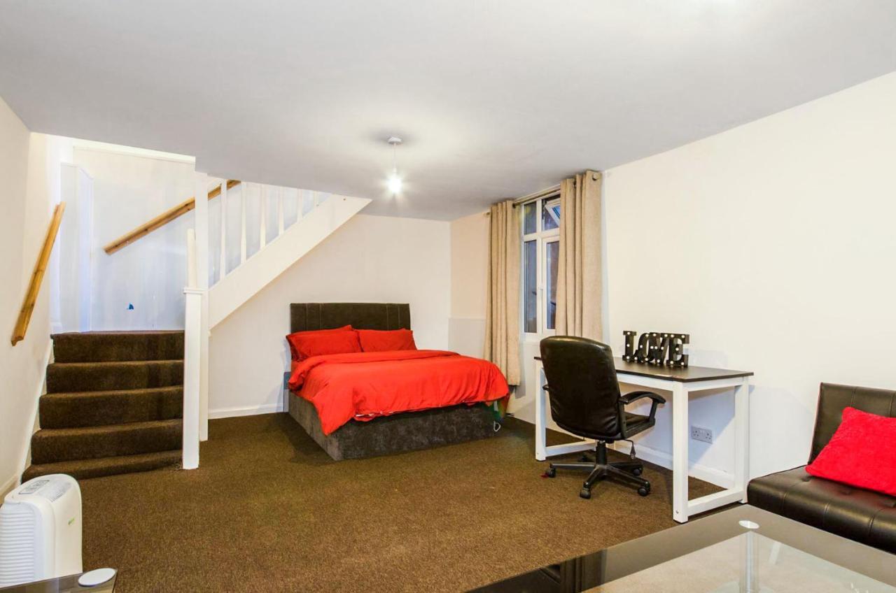 Spacious Studio Flat- Watford Junction & Harry Potter World Exterior photo
